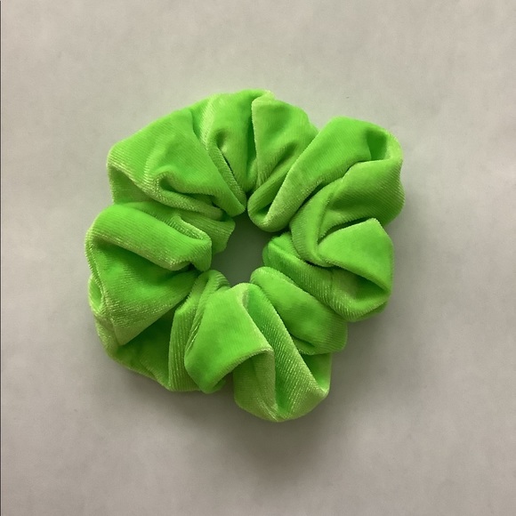 Soft velvet scrunchies - Picture 8 of 16